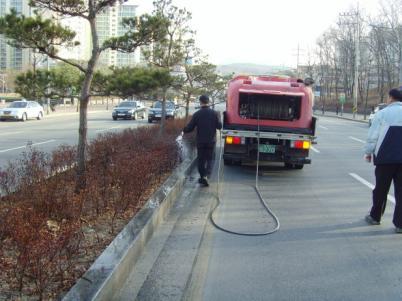 장안구&#44; 새봄맞이 가로수 묵은 때 제거로 쾌적한 녹색도시 만든다!